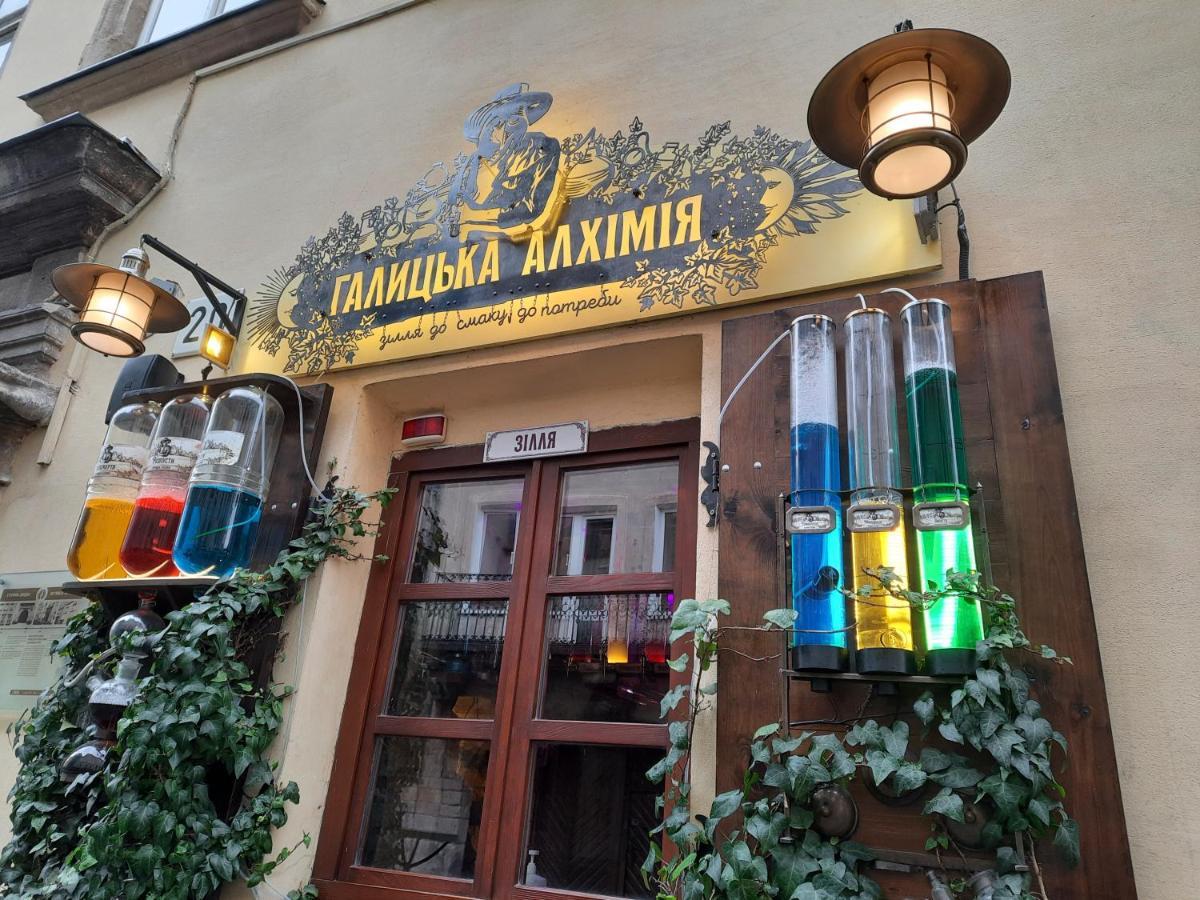 Midnight Cats' Apartment In Rynok Square Світло Є Завжди! Lviv Exterior photo